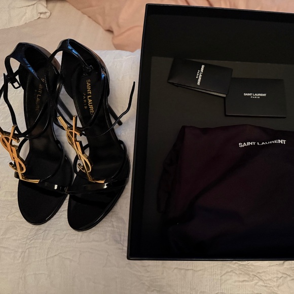 Saint Laurent Cassandra Sandals In Patent Leather With Gold-tone Monogram - Picture 1 of 4